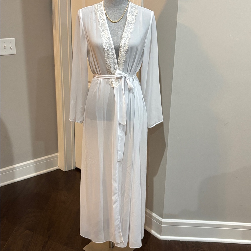 Flora Nikrooz Elegant White Lace Trim Robe size L / XL